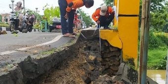 ​Tebing Jalan Nasional di Bawah Jembatan Jalan Trunojoyo Pamekasan Runtuh