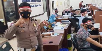 Ajak Wajib Pajak Cinta NKRI, Petugas Samsat Bangil Pakai Ikat Kepala Merah Putih