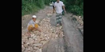 Warga Desa Gunung Rancak Gotong Royong Perbaiki Jalan yang Rusak