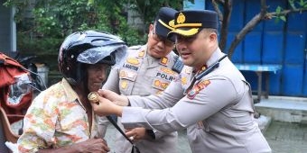 Kapolres Gresik Bagikan Helm Gratis di Operasi Keselamatan Semeru 2026