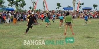 Pertandingan Sepak Bola Tim Waria Vs Tim Kartar di Desa Banyuarang Jombang Bikin Terpingkal-pingkal