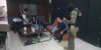 Satpol PP Gresik Razia Miras di Sejumlah Warkop dan Kafe, Berikut BB yang Disita