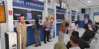 Petugas Satlantas Polres Blitar Kota Kenakan Pakaian Pejuang, Layani Pemohon SIM dengan Cara Unik