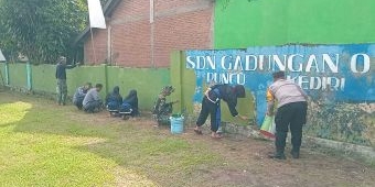 Sambut Ramadhan 2026, Satgas TMMD Kediri Bersihkan Sekolah dan Masjid