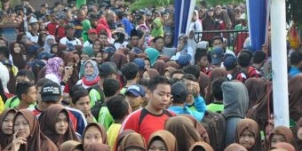 Ribuan Warga di Gresik Ikuti Jalan Sehat Peringatan HUT Korpri ke-45