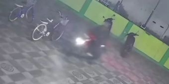 Curanmor di Masjid Lamongan Terekam CCTV, Pelaku Gasak Motor saat Jemaah Salat Subuh