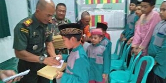 Meriahkan Ramadhan, Danramil Pakis Santuni Anak Yatim dan Bagi-bagi Takjil