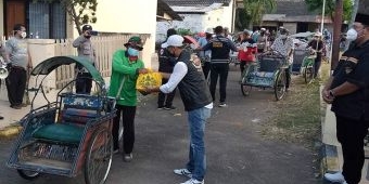 HDCI Bersama Polres Madiun Kota Bagikan 250 Paket Sembako Kepada Tukang Becak