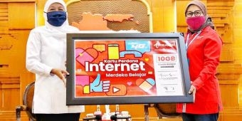 Terima Bantuan 1,3 Juta Paket Data dari Telkomsel, Khofifah: Bisa Kurangi Disparitas Kota dan Desa