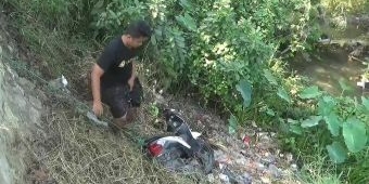 Diduga Berkendara Sambil Bergurau, Pemotor di Bangkalan Nyungsep ke Sungai