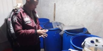 Polisi Gerebek Rumah Produksi Arak di Tenggiring Lamongan