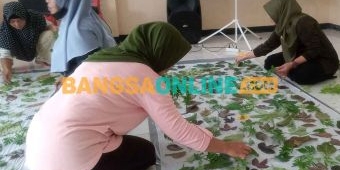 Bantu Tingkatkan Ekonomi Warga Desa Kertosari, KKN Unmuh Madiun Adakan Pelatihan Batik Ecoprint