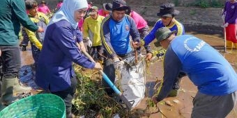 Gubernur Khofifah Pimpin Aksi Bersih Sungai Dalam Rangka World Clean Up Day di Probolinggo