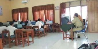 Listrik Padam Akibat Puting Beliung, UNBK di SMKN Nglegok Blitar Pakai Genset