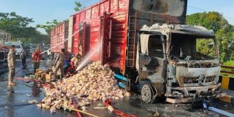 Truk Box Muat Ribuan Mie Instan Terbakar Hebat di Tuban