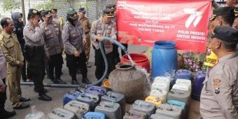 Sambut Hari Bhayangkara ke-77, Polres Tuban Bagikan Air Bersih untuk Warga