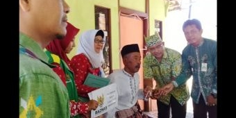 Jompo Penghuni TPA Tinja di Kertosari Banyuwangi Direlokasi