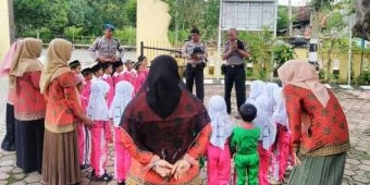 Tumbuhkan Mentalitas, Siswa PAUD di Senori Silaturrahim dengan Polisi