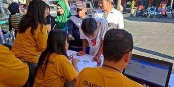 Sosialisasi Jemput Bola ke Pedagang, BPJS Ketenagakerjaan Buka Stan di Pasar Pon Kota Blitar