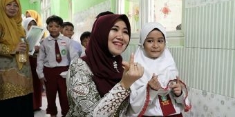 Serahkan 83 Paket PIP di SD Bustanul Huda, Ning Lia Disapa Bunda Cantik dan Baik Hati