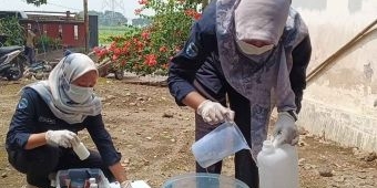 Diduga Tercemar Bahan Berbahaya, DLH Kabupaten Kediri Ambil Sampel Air di Sumur Warga Plosoklaten