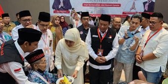 Peringati HLUN 2023 , Gubernur Khofifah Beri Kejutan Spesial Jemaah Haji Lansia Embarkasi Surabaya