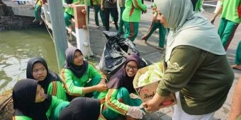 Peduli Lingkungan, Caleg Asal Taman Sidoarjo Ajak Siswa Bersih-Bersih Sungai