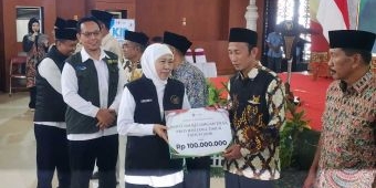 Sapa Bansos Ramadhan di Pamekasan, Gubernur Khofifah Salurkan Bansos Rp13,66 M