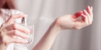 Hindari Menggosok Parfum di Kulit, Simak Alasannya