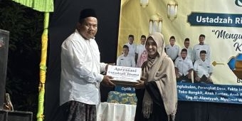 Harumkan Tuban, Kades Wanglu Kulon Serahkan Dana Apresiasi ke Warganya yang Juara 2 AKSI 2025