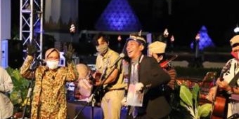 ​Gandeng Cak Kartolo-Cak Suro, Bu Risma Baca Puisi dan Buka Parade Seni Budaya Surabaya