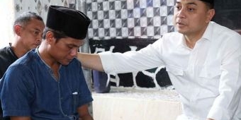 Takziah ke Rumah Korban Ponpes Al Khoziny, Eri Cahyadi Minta Warga Surabaya Bantu Doa