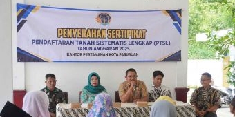 Kantah Kota Pasuruan Serahkan 31 Sertifikat Elektronik PTSL ke Warga Pohjentrek