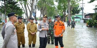 Salurkan Bansos ke Warga Terdampak Banjir, Kapolres Gresik Minta Masyarakat Lebih Waspada