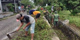 Antisipasi Cuaca Ekstrem, Forkopimka Krembung Ajak Warga Kerja Bakti di Dusun Balongpapar