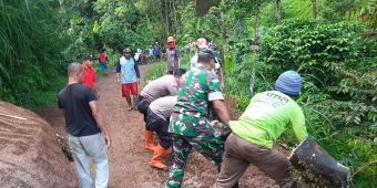 Usai Longsor di Jogorogo, Anggota TNI-Polri Bersama Masyarakat Gelar Gotong Royong