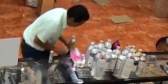 Pria di Kota Pasuruan Terekam CCTV Curi 1 Botol Parfum