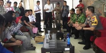 5 Mahasiswa Pingsan saat Demo di Gedung Pemkab Jember, Kapolres Telepon Bupati Tak Diangkat