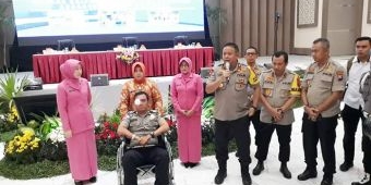 Kapolda Jatim Beri Penghargaan kepada Bripka Andreas, Anggota Polres Lamongan