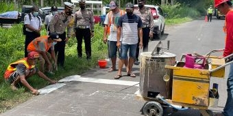 Sering Digunakan untuk Balap Liar, Satlantas Polres Blitar Pasang Garis Kejut di Jalan Ini