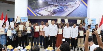 Menko AHY dan Wamen ATR/BPN Serahkan 160 Sertifikat Tanah di Sulteng