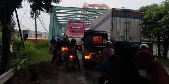 Jembatan di Lamongan Ambles, Satlantas Polres Gresik Alihkan Arus Lalin