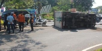 Truk Sembako Terguling di Bundaran Dolog Surabaya, Sopir dan Kernet Luka