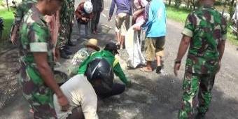 Sindir Pemerintah, Warga Perbaiki Sendiri Jalan Rusak Poros Nasional di Sumenep