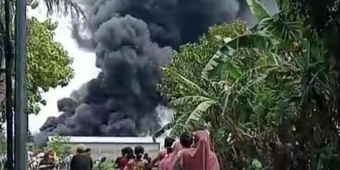 Gudang Solar di Tengah Permukiman Warga Bojonegoro Terbakar Hebat, 6 Truk Damkar Dikerahkan