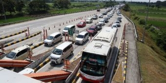 Exit Tol Jombang Macet, Kendaraan Mengular Hingga 2 Km