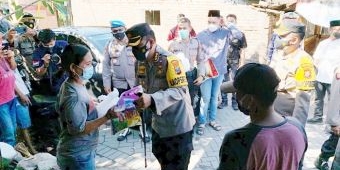 Kapolresta Sidoarjo Door to Door Bagikan Daging Kurban ke Warga Terdampak Pandemi Covid-19