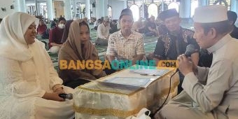 dua-gadis-katolik-maria-dan-margareta-ikrar-syahadat-di-masjid-al-akbar-surabaya