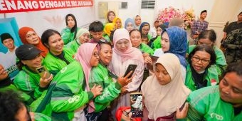 Gubernur Khofifah Bagikan Paket Lebaran pada Driver Ojol Perempuan