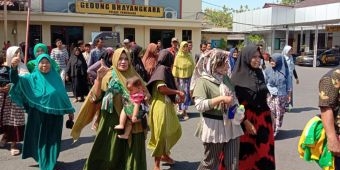 Imbas Penetapan Tersangka Korban Pengeroyokan, Ratusan Warga Branta Pesisir Datangi Polres Pamekasan